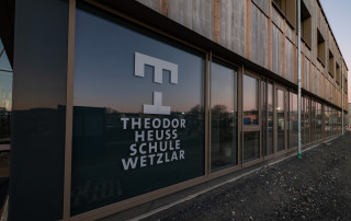 Fenster mit Spiegelung des Sonnenuntergangs der THS Wetzlar